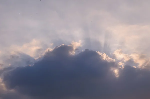 Stralen van het licht schijnt door de wolken, sunset — Stockfoto