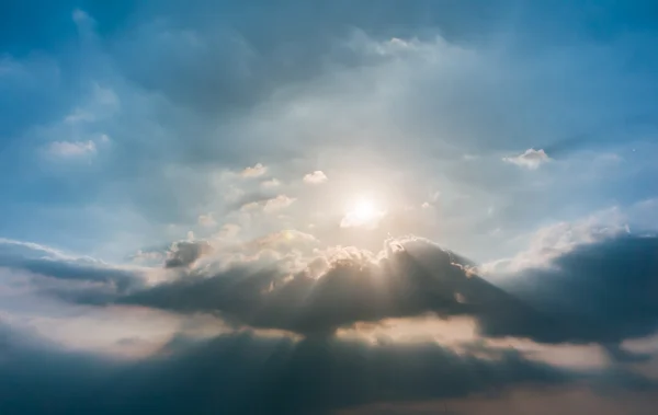 Lichtstrahlen, die durch Wolken scheinen, Sonnenuntergang — Stockfoto