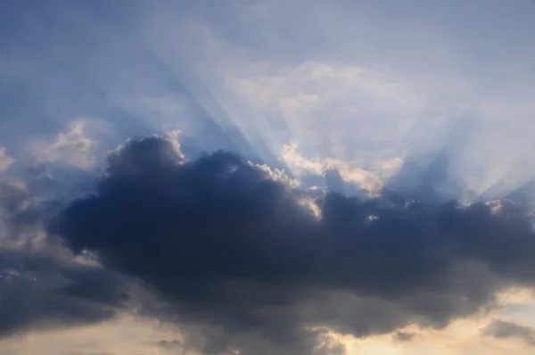 Lichtstrahlen, die durch Wolken scheinen, Sonnenuntergang — Stockfoto