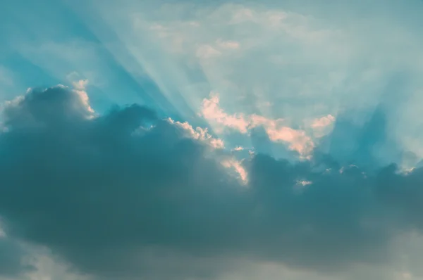 Lichtstrahlen, die durch Wolken scheinen, Sonnenuntergang — Stockfoto