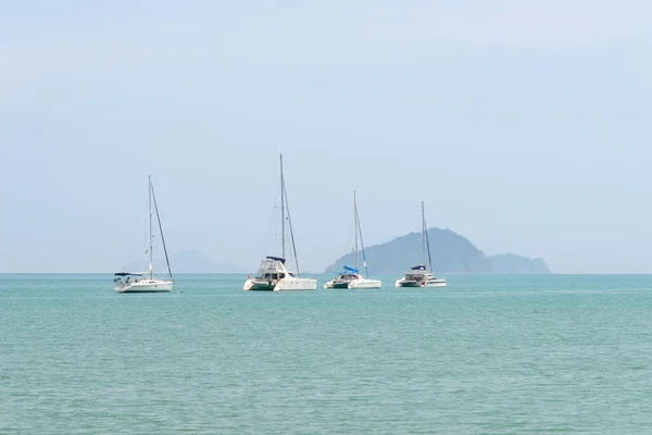 Iate estacionado no mar em torno de Koh Chang ou Chang ilha, Thaila — Fotografia de Stock