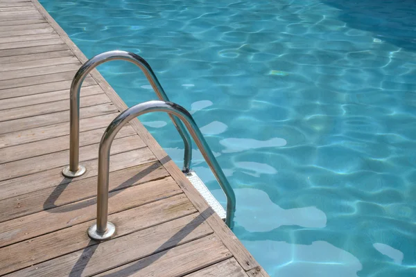 Escalier métallique menant à l'entrée de la piscine — Photo