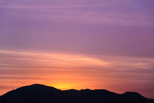 Cielo crepuscular y Mountai — Foto de Stock