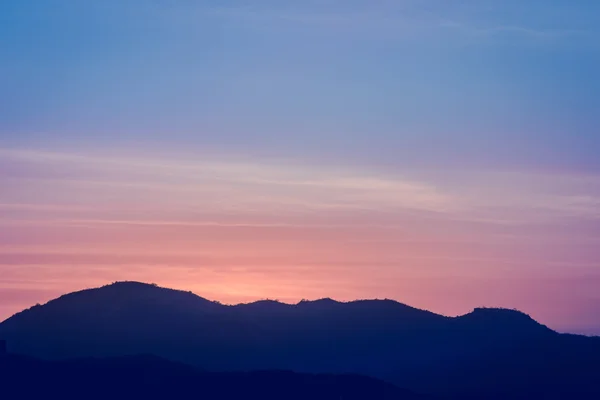 Cielo crepuscular y Mountai — Foto de Stock