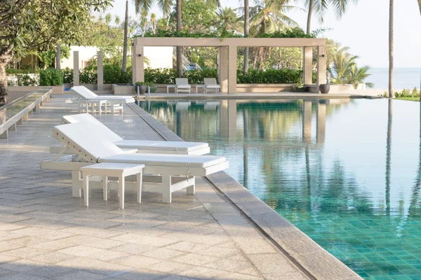 Détendez-vous transats près d'une piscine — Photo