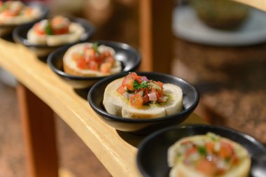 Pomodoro Bruschetta, Bruschetta tepesi ile domates, sarımsak ve 