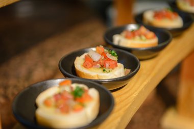 Pomodoro Bruschetta, Bruschetta tepesi ile domates, sarımsak ve 