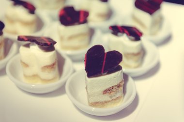 Kalp şeklinde çikolata tepesi kek