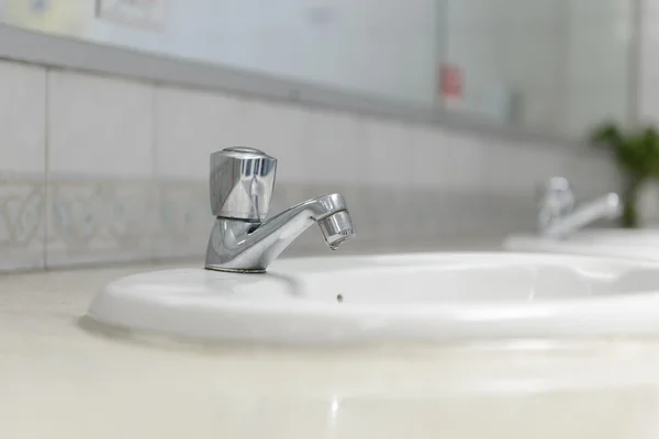 バスルームの洗面台と水栓 — ストック写真