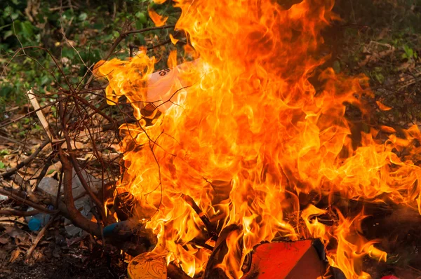 Les fier détruisent tout et très chaud — Photo