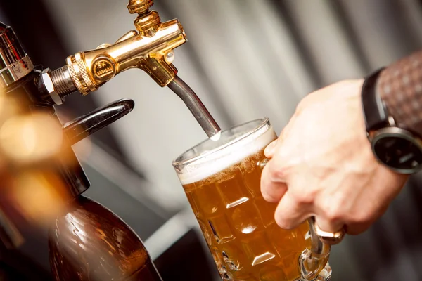 Beer from the tap — Stock Photo, Image