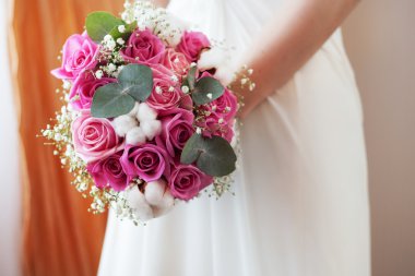 Gelinin elinde düğün buketi