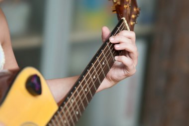 Genç kız eller gitar çalmak