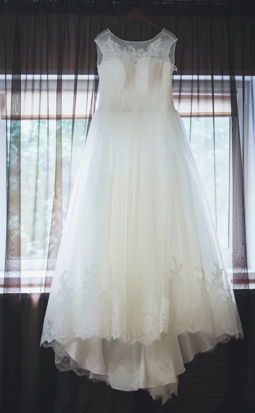 Одяг на весіллі висить у вікні. — стокове фото