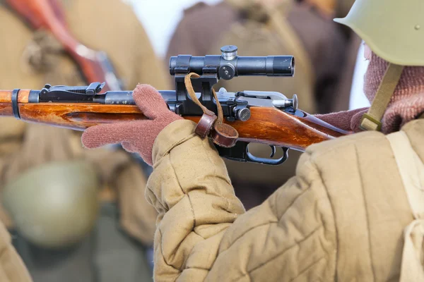 सैनिक किंवा स्निपर हात बंदूक धारण — स्टॉक फोटो, इमेज
