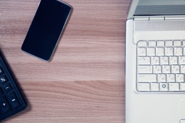 Hesap makinesi ve masanın üstünde laptop