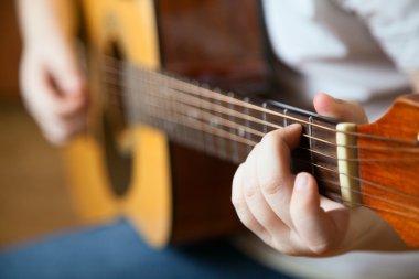 Küçük çocuk gitar çalıyor