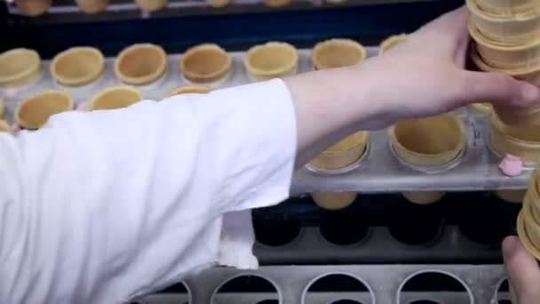Автоматична виробнича лінія морозива — стокове відео