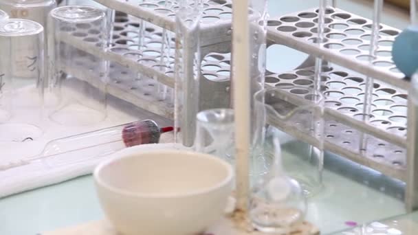 Laboratorio químico para la prueba de la leche — Vídeo de stock