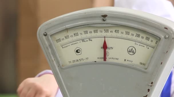 Vintage old weight scale. — Stock Video