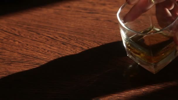 Whisky est sur la table la main des hommes prenant un verre HD — Video