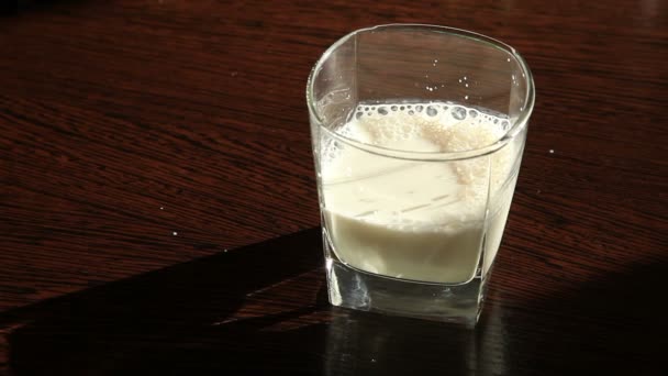 El vaso de leche en la vieja mesa de madera HD — Vídeos de Stock