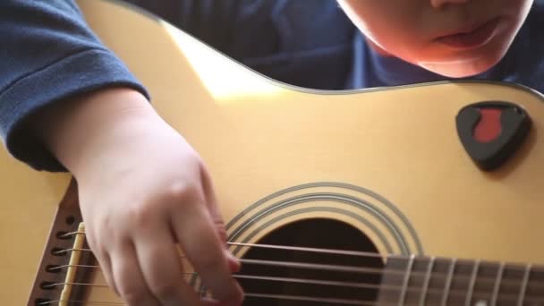 Ragazzino sta giocando la chitarra HD — Video Stock