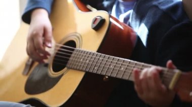 Küçük çocuk Hd gitar çalıyor