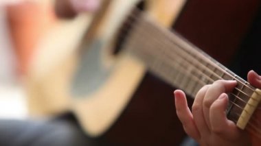 Küçük çocuk Hd gitar çalıyor