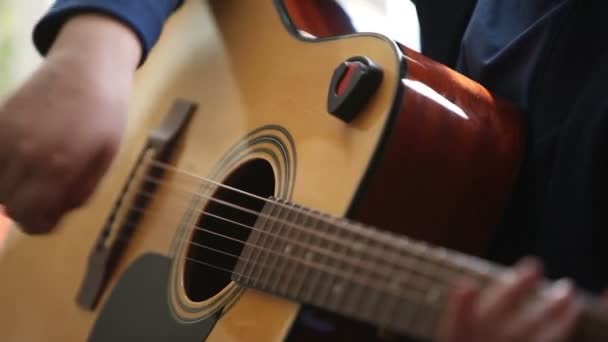 Menino está tocando guitarra HD — Vídeo de Stock