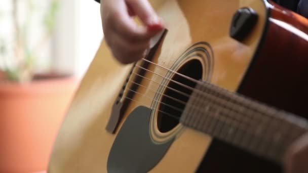 Liten pojke spelar gitarr Hd — Stockvideo