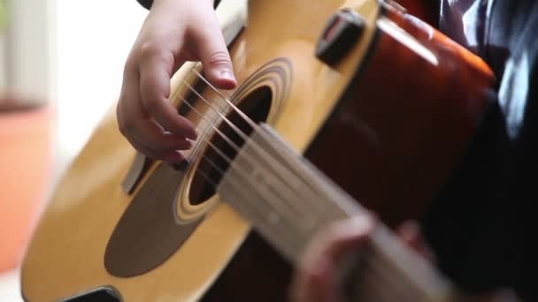 Liten pojke spelar gitarr Hd — Stockvideo