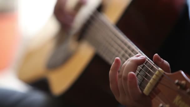 Den lille gutten spiller gitar HD – stockvideo