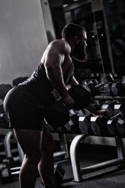 Spor salonunda ağırlık içinde çalışma dışarı fotoğraf vücut geliştirmeci