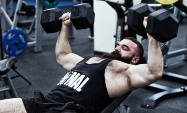 Poto bir spor salonunda egzersiz vücut geliştirmeci