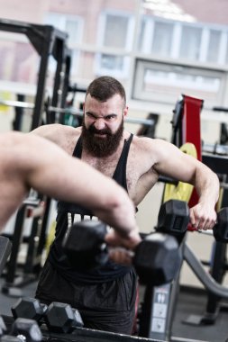 Poto bir spor salonunda egzersiz vücut geliştirmeci