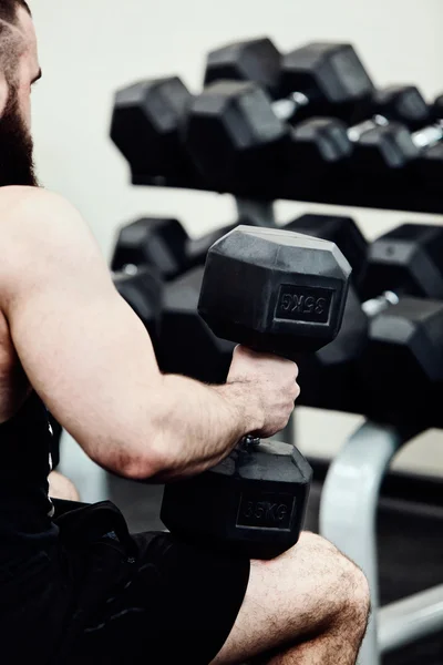 Foto Bodybuilder beim Training im Fitnessstudio Gewichte — Stockfoto