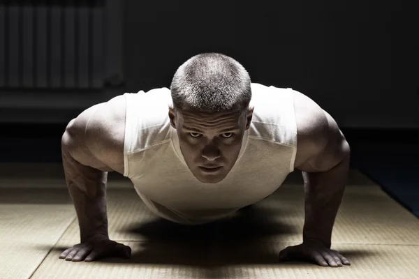 Zdjęcie człowiek robi wcisnąć na siłowni — Zdjęcie stockowe