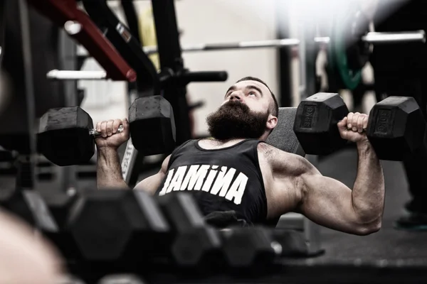Poto Bodybuilder arbetande ute i gym — Stockfoto