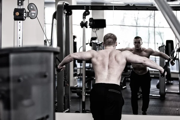Foto-Bodybuilder mit Bart im Fitnessstudio — Stockfoto