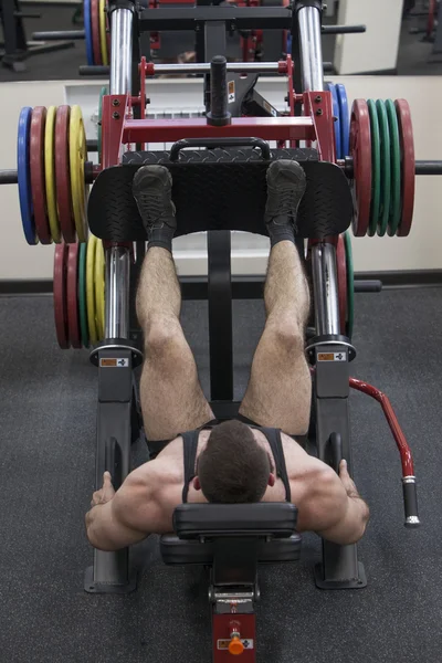 Poto-Bodybuilder trainiert im Fitnessstudio — Stockfoto
