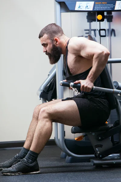Bodybuilder photo avec une barbe dans la salle de gym Photo De Stock