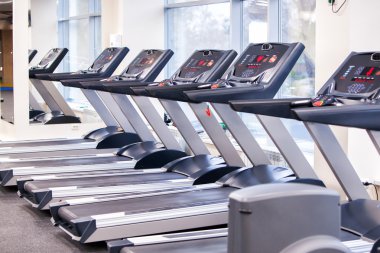 spor salonunda doğrultusunda kalan koşu bandı kümesi