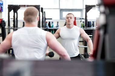 Spor salonunda ağırlık içinde çalışma dışarı fotoğraf vücut geliştirmeci