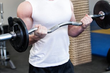 Spor salonunda ağırlık içinde çalışma dışarı fotoğraf vücut geliştirmeci