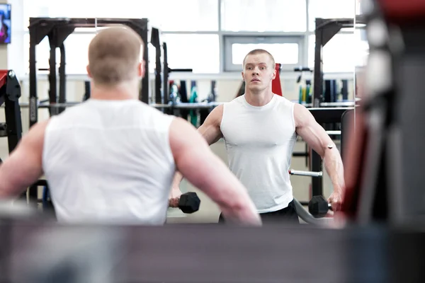 Foto Bodybuilder beim Training im Fitnessstudio Gewichte — Stockfoto