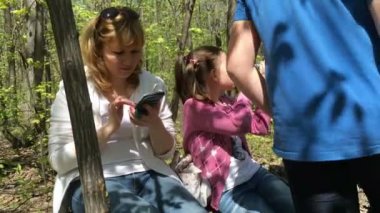 Hiking aile dinlenmek ormanda oturan