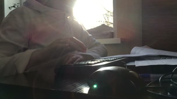 Flicka på morgonen att skriva med tangentbordet — Stockvideo