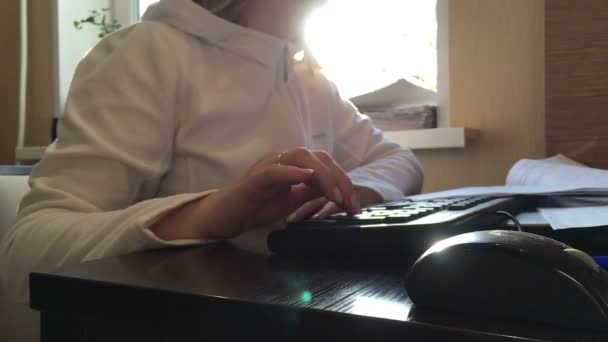 Fille le matin tapant sur le clavier — Video