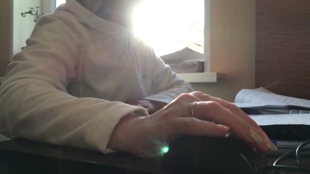 Girl in the morning typing on the keyboard — Stok Video